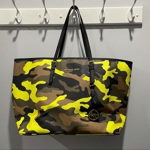 MICHAEL KORS CAMO TOTE